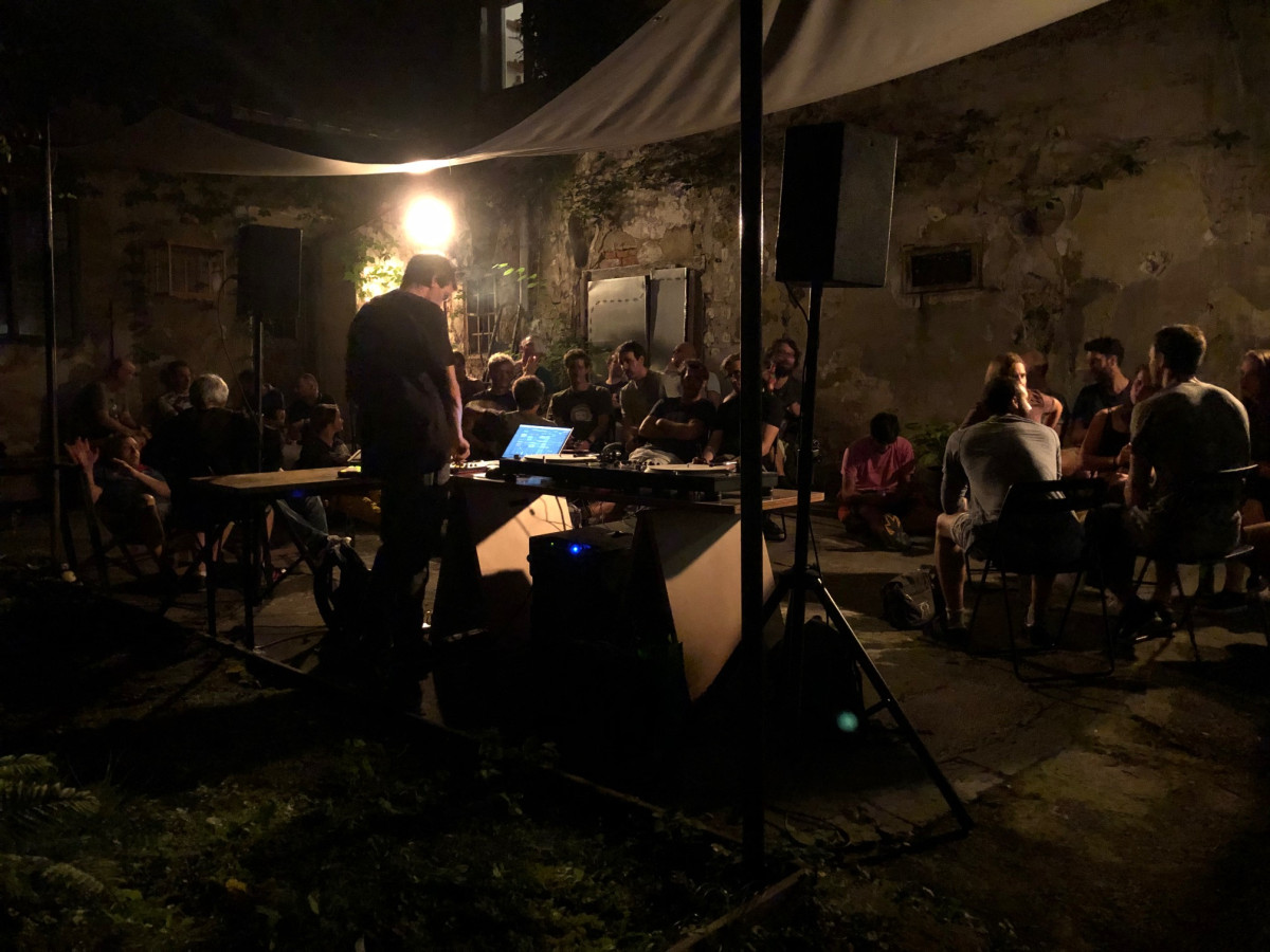 petek, 24. 7., 20.00 – Muzika na Starem trgu, atrij Galerije Škuc: Chilli space večer