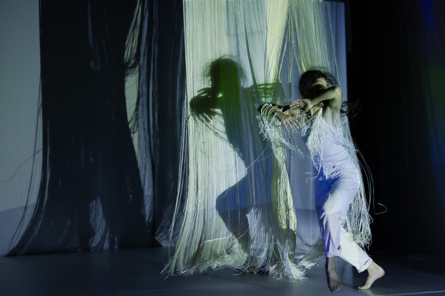 sobota, 25. 7., 22.00 – Teater v galeriji: Razkriti trenutki, plesno-vizualna predstava Kristýne Peldové in Enye Belak v sodelovanju z Zavodom Flota (foto: Darja Štravs Tisu)