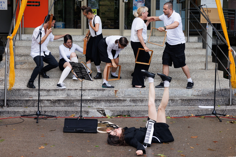 ponedeljek, 27. 7., 18.00 – Teater v galeriji: Ups!, glasbeno-gledališka ulična predstava, Gledališki pevski zbor, Tea Vidmar (foto: Luka Dakskobler)