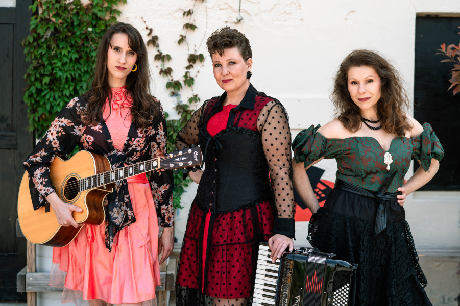 torek, 28. 7., 20.00 – Muzika na Starem trgu: Žlahtne babe; vokalni etno-pop in avtorski neo-folk (foto: Nika Halas)