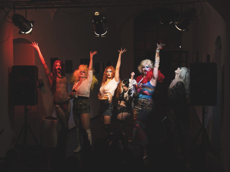 petek, 31. 7., 22.00 – Kabaret: Eat your makeup, večer s kralji in kraljicami preoblek
