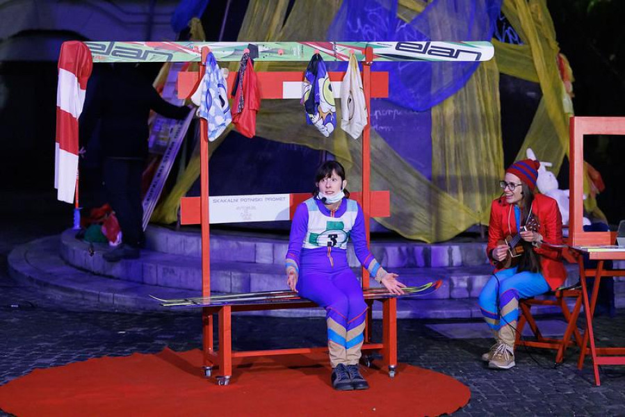 nedelja, 2. 8., 18.00 – Teater v galeriji: Skakalki, glasbeno gledališka predstava, Teja Bitenc, Tea Vidmar, Rok Hrovat, Sašo Weilgoni (foto: Luka Dakskobler)