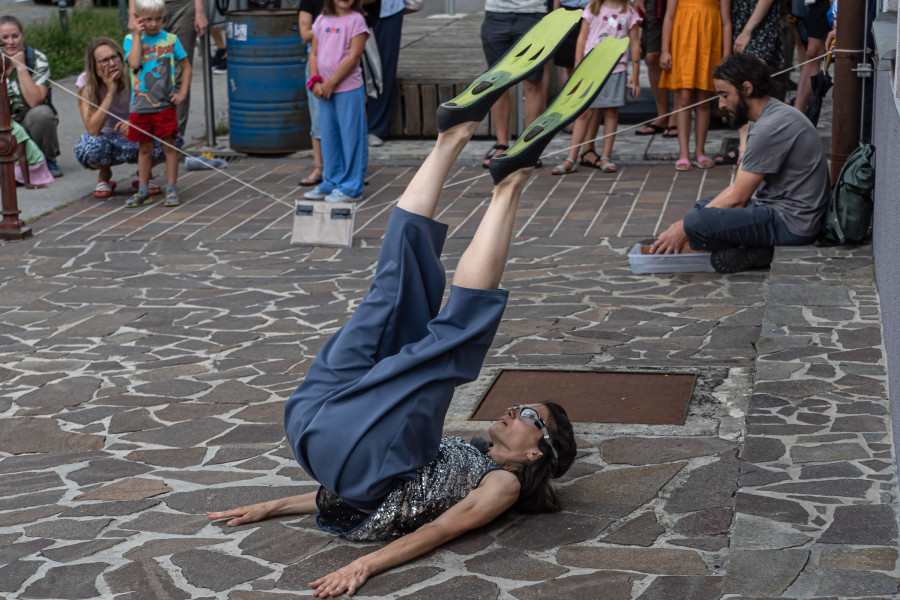 nedelja, 2. 8., 19.00 – Teater v galeriji: Zunaj, plesni performans za družine, Barbara Kanc, Plesni Teater Ljubljana (foto: D. Videmšek)